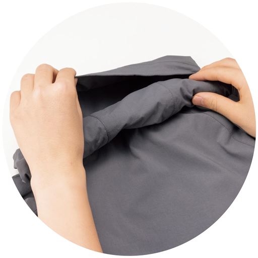 フードは衿の中のポケットに畳んで収納できます。