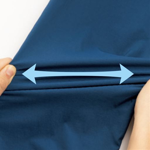 よく伸びるヨコストレッチ素材で、動きもラク。