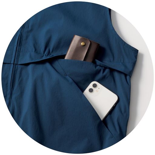 財布やスマホが入るポケットが左右2つずつ付いています。