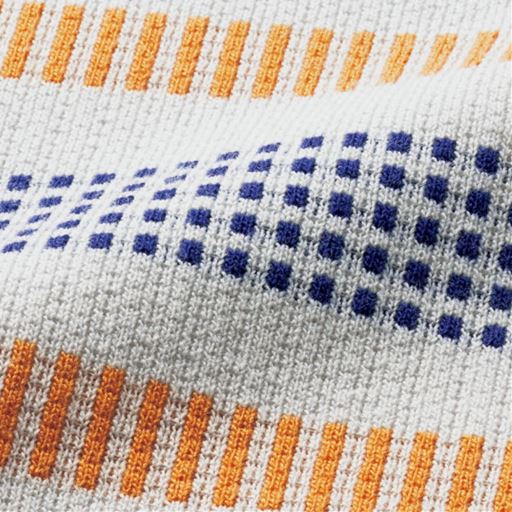 グレー プリントでは出せないジャカードならではの柔らかな風合いが心地よい。袖口リブの長袖&ポケット付きも使いやすい。