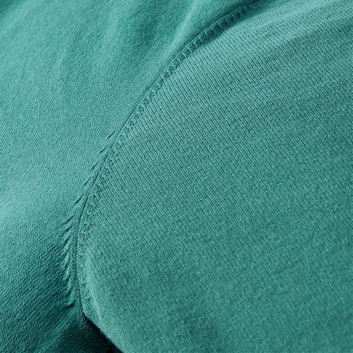 アームホールは立体的な編み立て。