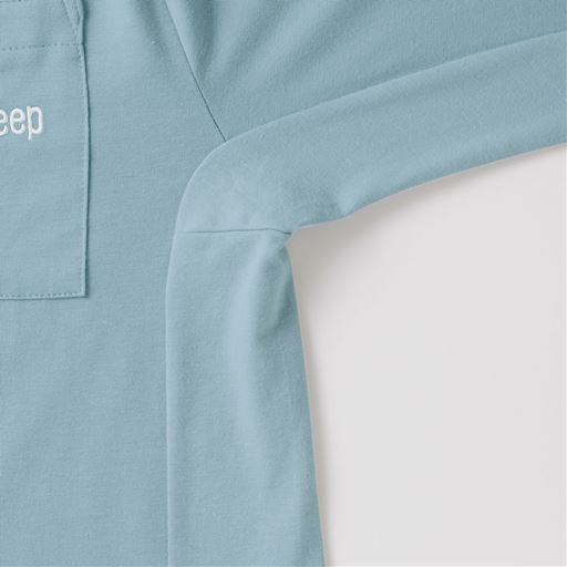 肩線と脇線の接ぎを前身頃側にずらし、肩から背中、脇のつっぱり感を軽減。