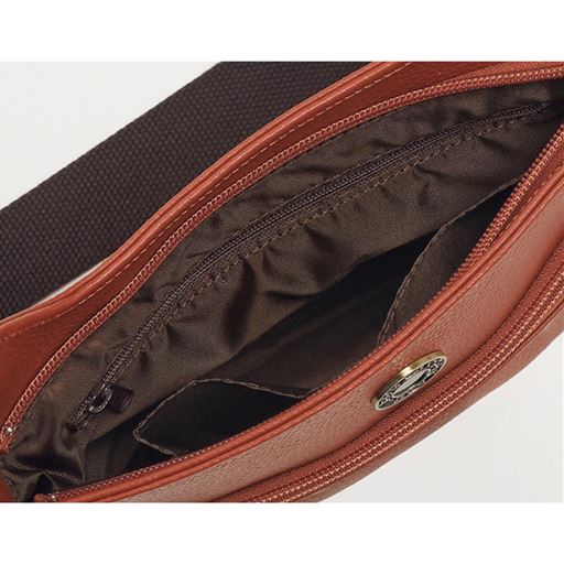 3つの内ポケットに小物がすっきり。財布・手帳・携帯など貴重品のほか500mlのペットボトルも余裕で入ります。