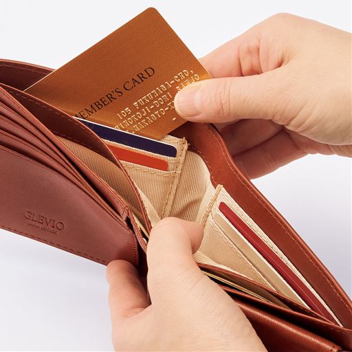 お札入れの中にもカードが入る。見た目以上の収納力