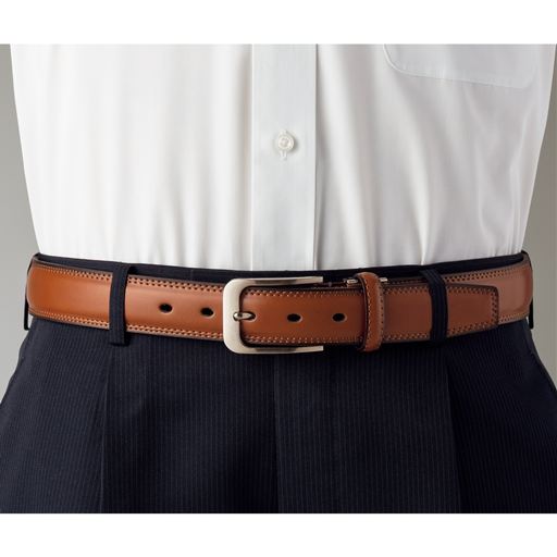 腰まわりの洒落感がひと味違います。<br>(ウエスト～117cmまで対応)<br>モデル着用カラー:ブラウン