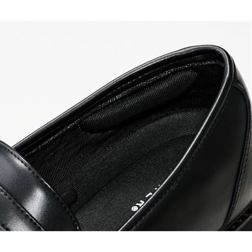 リニューアル インナーパッド 内部のクッションパッドがかかとにフィットし、足上がりを押さえ、靴擦れを予防。