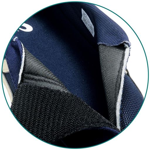 甲部分がガバッと開く面ファスナーで、脱ぎ履きが快適