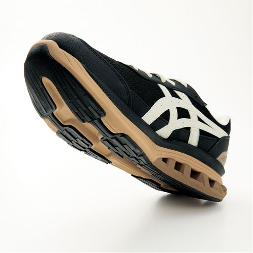 立体形状で足なじみの良いインソール 着地時のグラつきを安定させるかかと芯