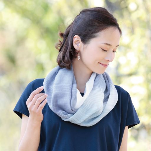 やさしい肌あたりの綿100%ふんわり二重ガーゼのお洒落スヌード。 (ブルー系着用例)