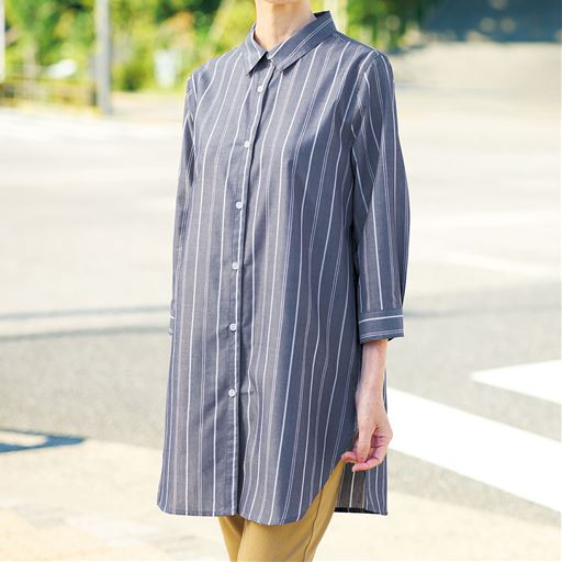 B(ネイビーストライプ) <br>前を閉じて、チュニックとして