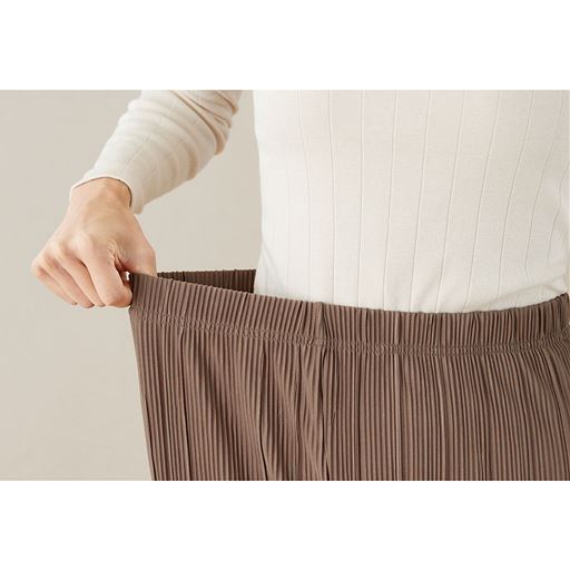 ウエスト総ゴムで締め付け感なく、ゆったり&ラク