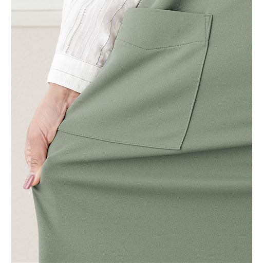 タテヨコストレッチのカットソー素材でラクな着心地。