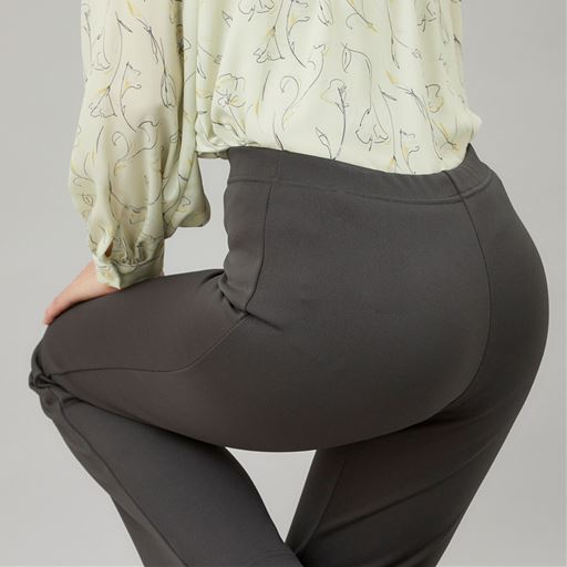 深めの股上で、かがんでも背中が出にくい。