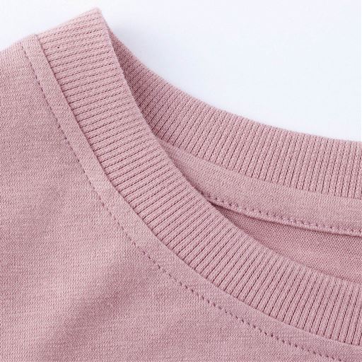 襟ぐりは着脱しやすいリブ仕様