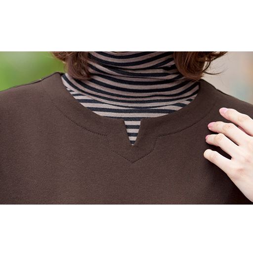 フロントのキーネックがアクセント