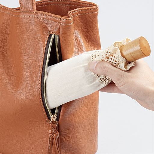 便利なサイドファスナー式ポケット。折りたたみ傘などが入ります。