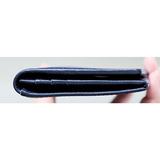 側面<br>厚み約1.5cmとスリムながらも、収納たっぷり