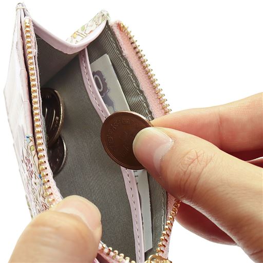 胸ポケットに入るサイズで、サッと取り出せて持ち運びにも便利です。ICカードやマイナンバーカードの収納に<br>※イメージ