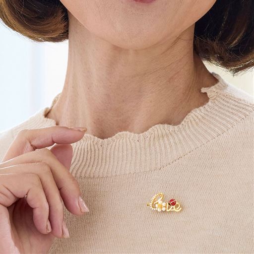 A(てんとう虫)<br>シンプルなトップスの胸元に