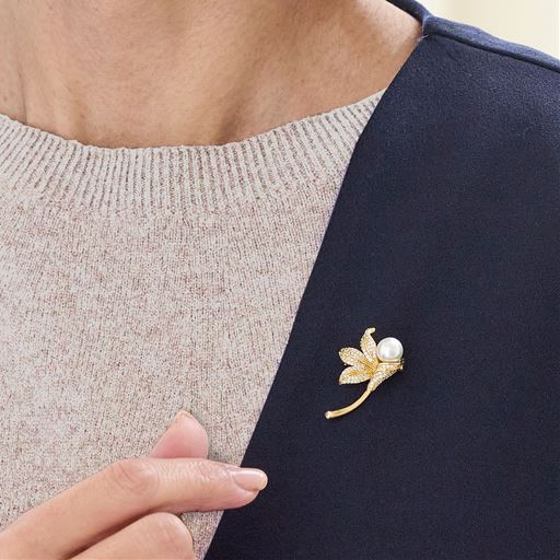 D(ブランチ)<br>ジャケットの襟元に