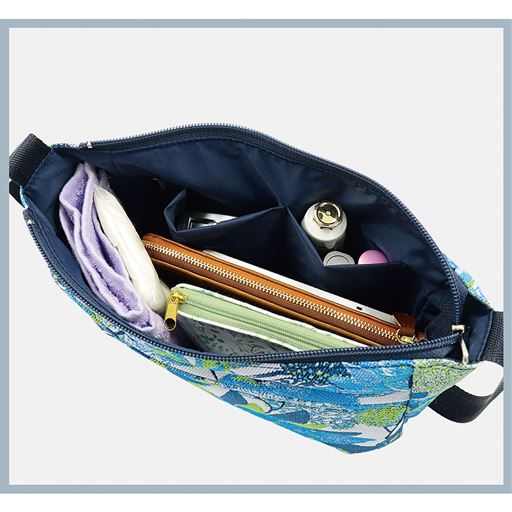 長財布や500mLペットボトルが横に入る。内側にはオープンポケットが2つあり、小物も分けて収納できます。 <br>※イメージ