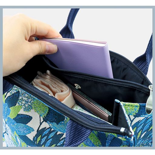 両サイドには整理整頓に便利なファスナー付きあおりポケットも。 <br>※イメージ