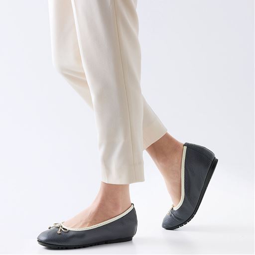 ネイビー系 <br>インヒール効果で美脚魅せ