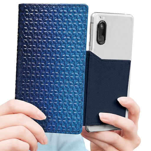 スマホ本体を外側に出せば、ケースをつけたまま撮影可能<br>※使用イメージ