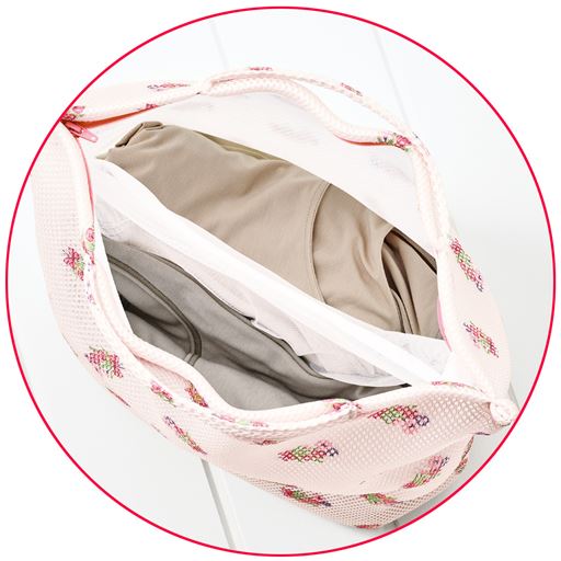 メッシュの仕切りで仕分けもらくらく、そのまま洗濯機で丸洗いできます。