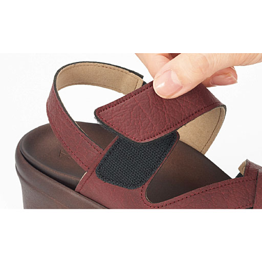 甲ベルトは面ファスナーで調節できます