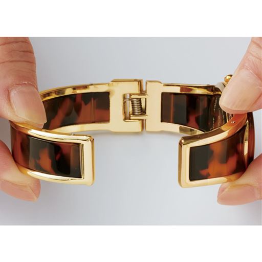 ブラウン系<br>バングルのように開いてはめるだけ。片手でも簡単に着脱できます。