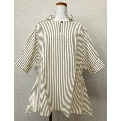 裾が広がった、ゆったりとしたシルエットです。