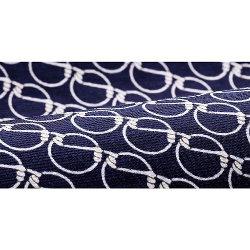 ストレッチ性のあるとろみ素材にチェーン柄を繊細にプリント。