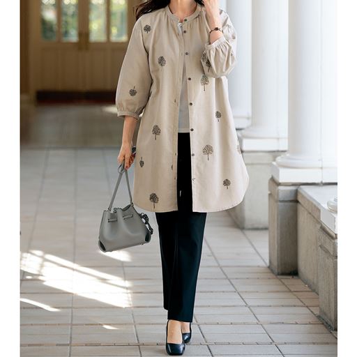 前を開けて羽織りにも。<br>※インナーは商品に含まれません。