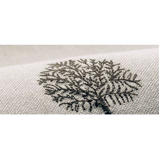 ツリー柄の刺しゅうがナチュラルで柔かい雰囲気に。