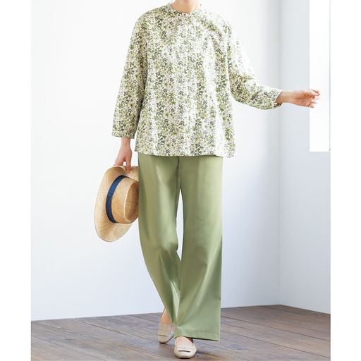 ライムグリーン<br>※ブラウスはNT-1925を着用しています。