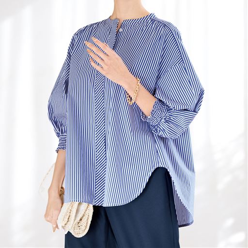 ネイビー系<br>ハリがあり軽やかな薄手素材のドルマンシャツ