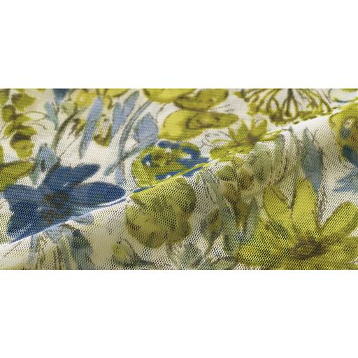 透け感があり、軽やかさと爽やかさを兼ね備えた素材。ストレッチ性もあるので着脱もしやすい。