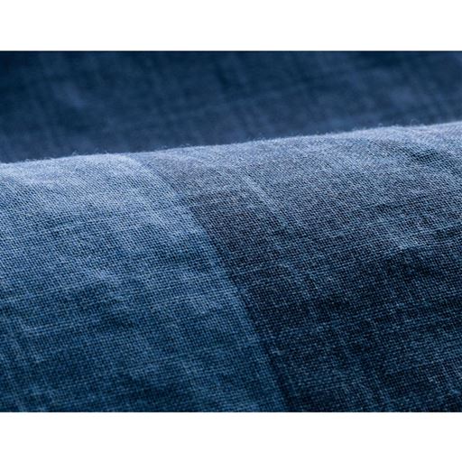 やわらかく薄手で軽やかな綿混素材。