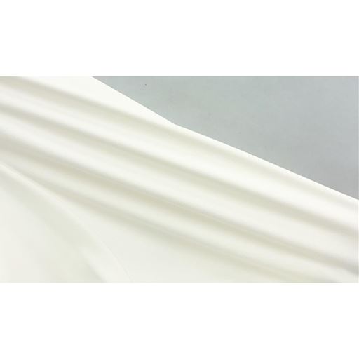 ストレッチ性の高い生地で動くやすい。