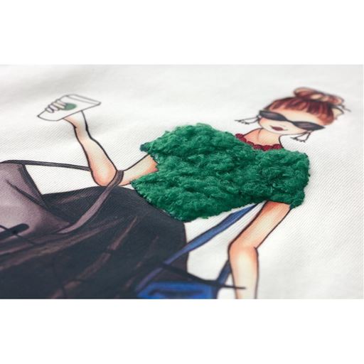 プリントの一部はアップリケ。