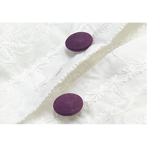 本物のボタンの上に飾りボタン付き。