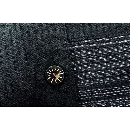 羽織りとしても使えるほどよい厚みのさらっとした綿素材。