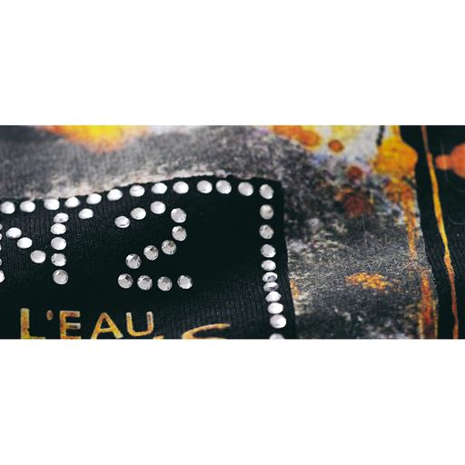 ブラック<br>薄手でなめらかな風合いの綿混素材。