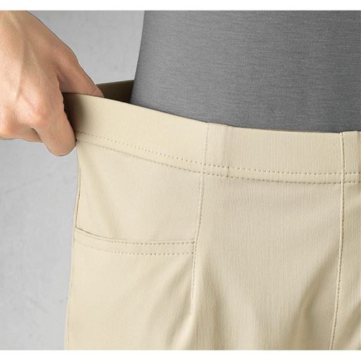 フラットなゴムでウエストすっきり。