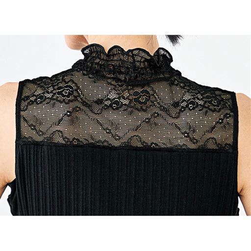 デコルテから背中まで上品な透け感レース