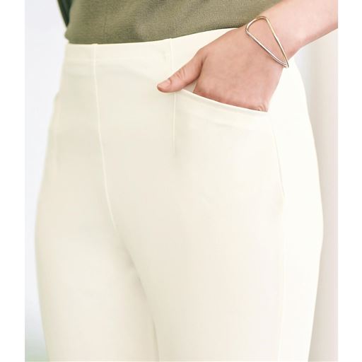 前側には、シルエットが崩れにくいダーツポケットを採用。小物の持ち運びに便利です。