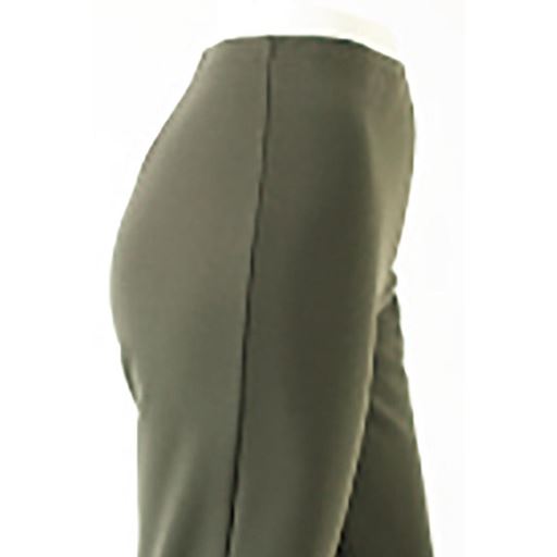 横 後ろ身より前身を多くとることにより、ポッコリおなかをカバーし、サイドラインもキレイ。素材が伸縮することでウエストゴムのしわができづらく、スッキリとしたウエスト周りに。ウエストには平ゴムを採用。着けていることを忘れそうな程、優しくしっかりとウエストをホールド。