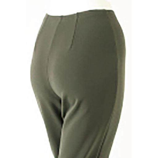 後 後ろ身より前身を多くとることにより、ポッコリおなかをカバーし、サイドラインもキレイ。素材が伸縮することでウエストゴムのしわができづらく、スッキリとしたウエスト周りに。ウエストには平ゴムを採用。着けていることを忘れそうな程、優しくしっかりとウエストをホールド。