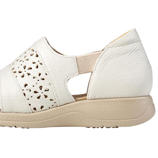 脱ぎはきラクラク 両サイドのゴムで脱ぎはきしやすく、足の動きにフィット。